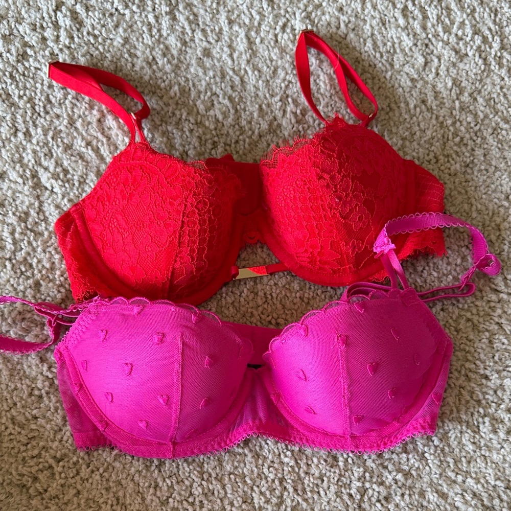Sexy 32 B bras💕